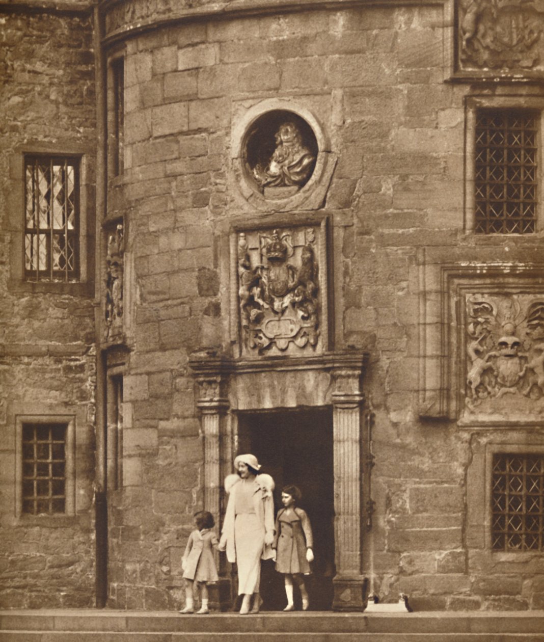 De Koningin bij Haar Oude Huis, Glamis Castle, c1936 1937 door Unbekannt