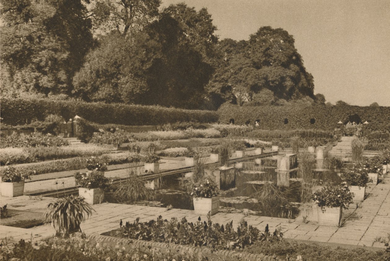 De Rust van de Nederlandse Tuin bij Kensington Palace Bewaakt Door Gesloten Poorten, ca. 1935 door Unbekannt