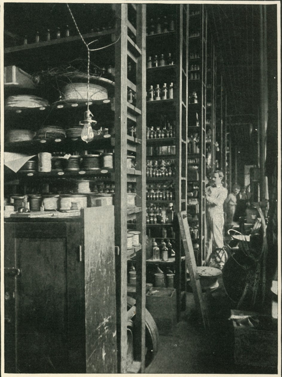 De planken van Edisons laboratorium met monsters van elke bekende stof, 1902 door Unbekannt
