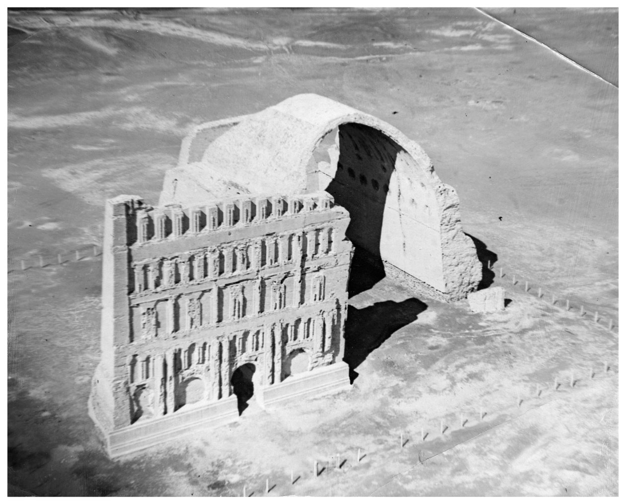 De Taq-i Kisra vanuit de lucht, Ctesiphon, Irak, 1926 door Unbekannt