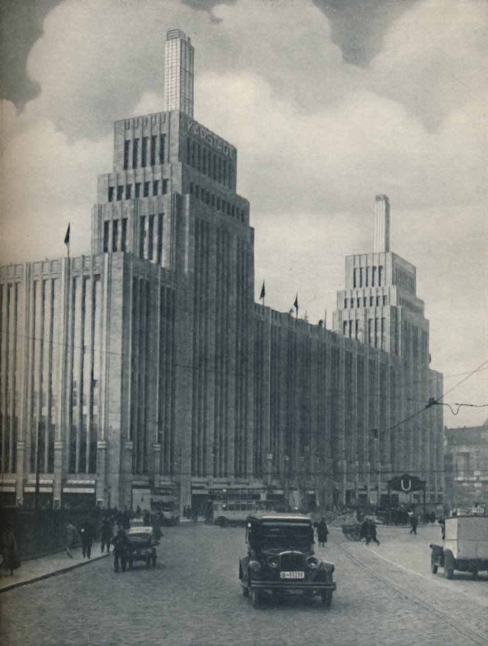 De toren-omgeven massa van het Karstadthaus gebouwd in een arbeiderswijk, ca. 1935 door Unbekannt