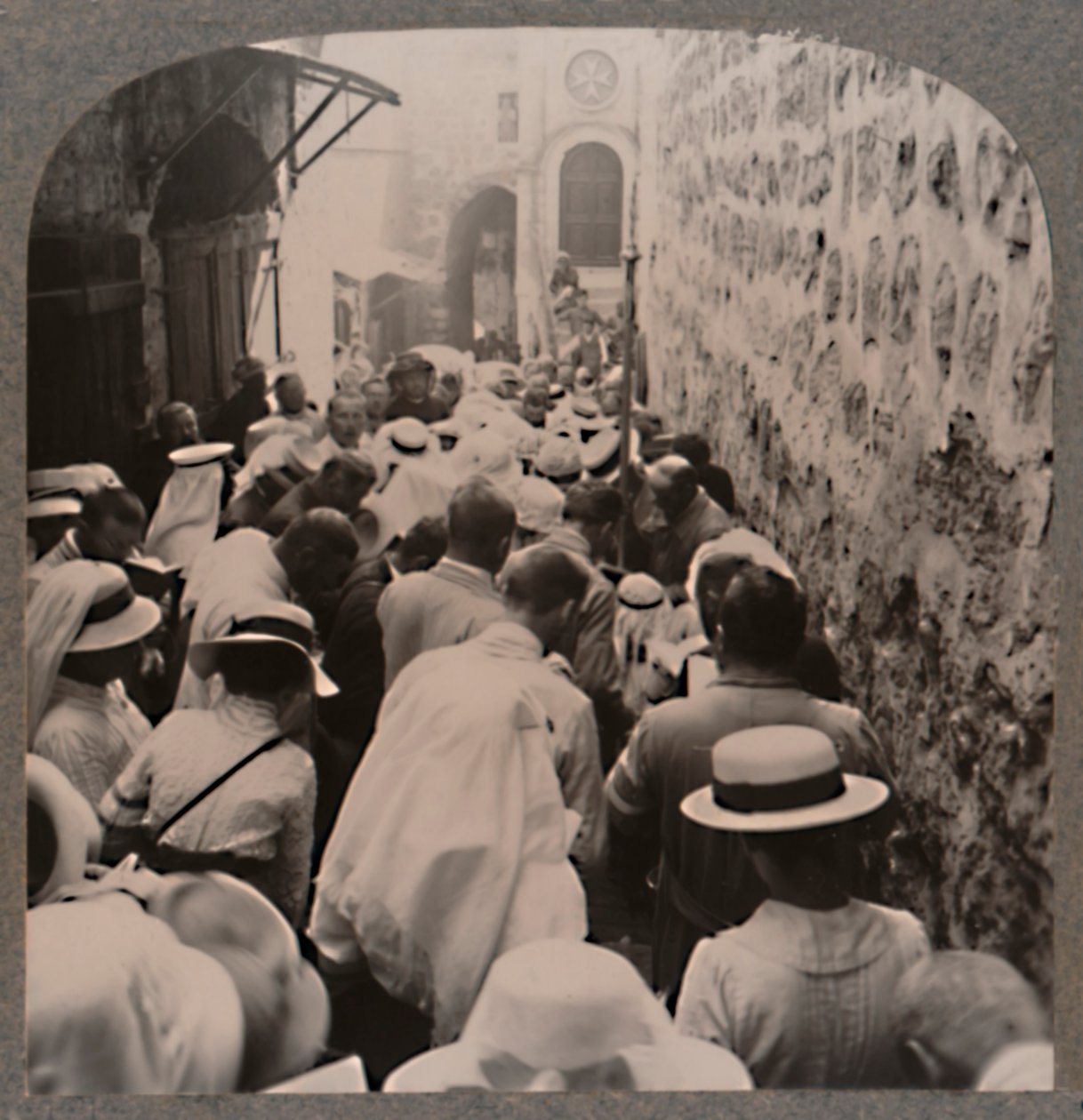 De Via Dolorosa van de Toren van Antonio naar de Kerk van het Heilig Graf, ca. 1900 door Unbekannt