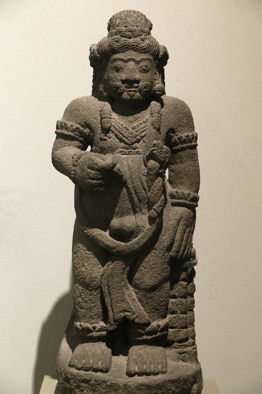 Het Victoria en Albert Museum. Bewakersfiguur uit een episch drama. Vulkanische steen. Indonesië (Oost-Java). 1400-1500. Majapahit periode. Verenigd Koninkrijk door Unbekannt