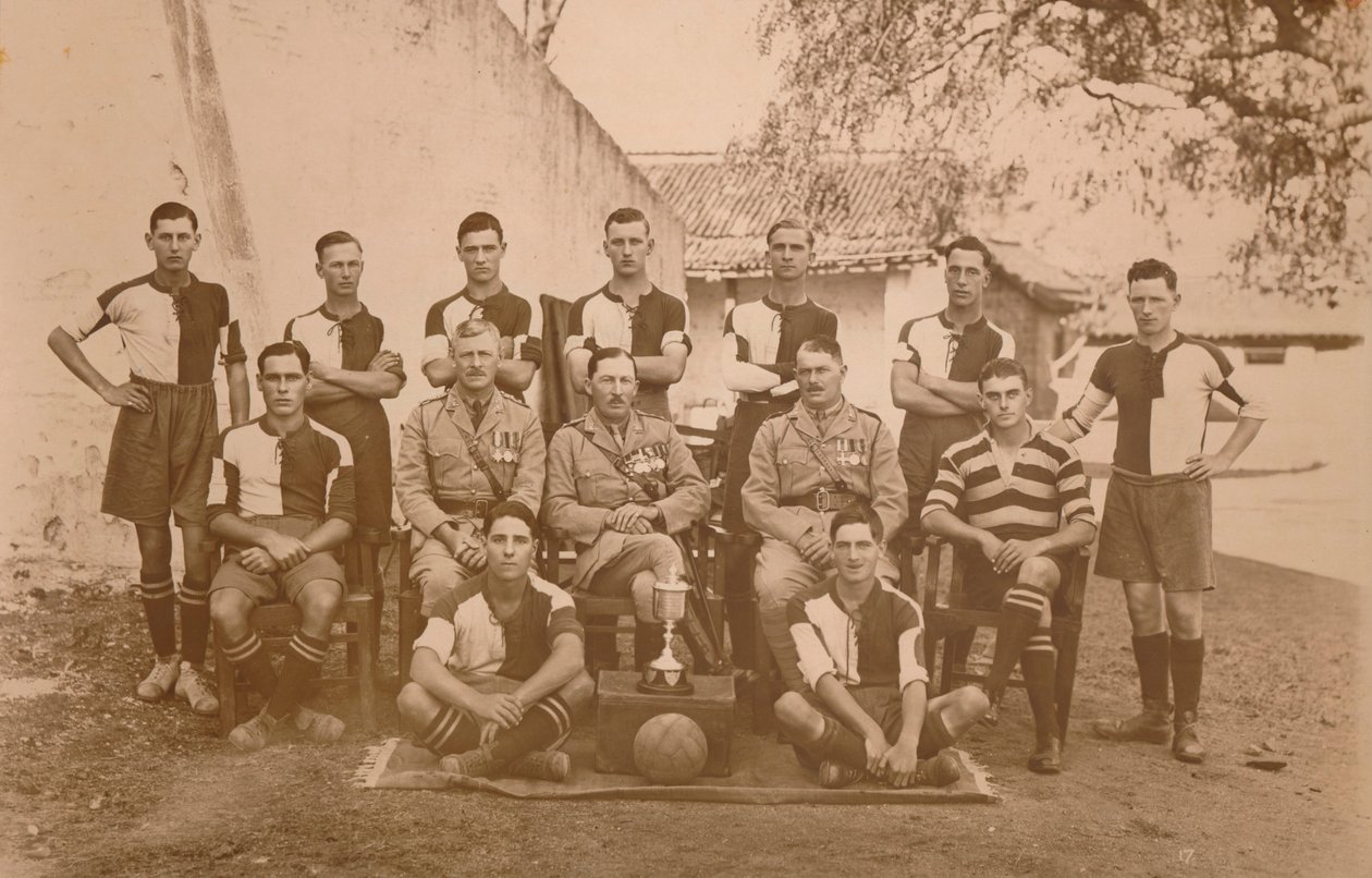 Het Voetbalteam van Jonge Soldaten van het Eerste Bataljon, Het Eigen Koninklijke West Kent Regiment door Unbekannt