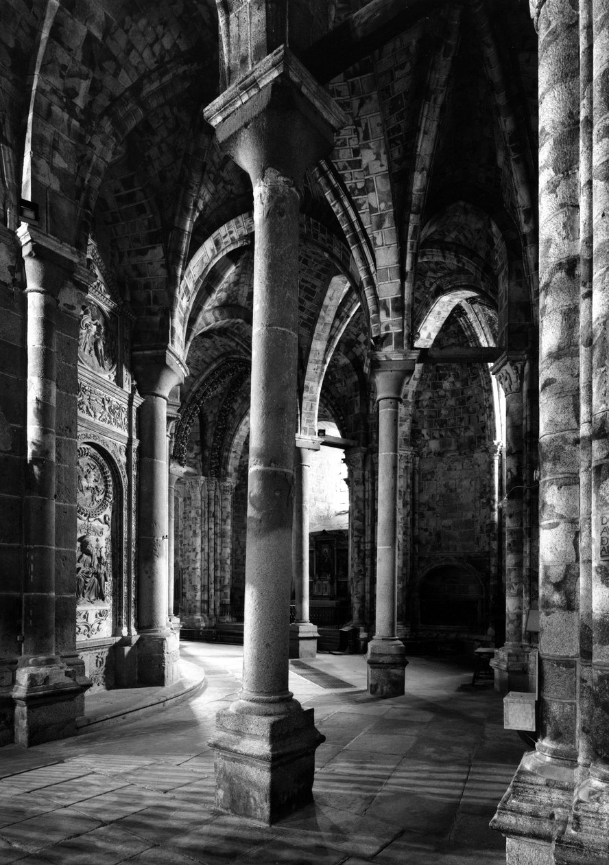 De omgang en de zogenaamde Stralende Kapel. Kathedraal Saint Savior. 12e-15e eeuw. Avila, Spanje door Unbekannt