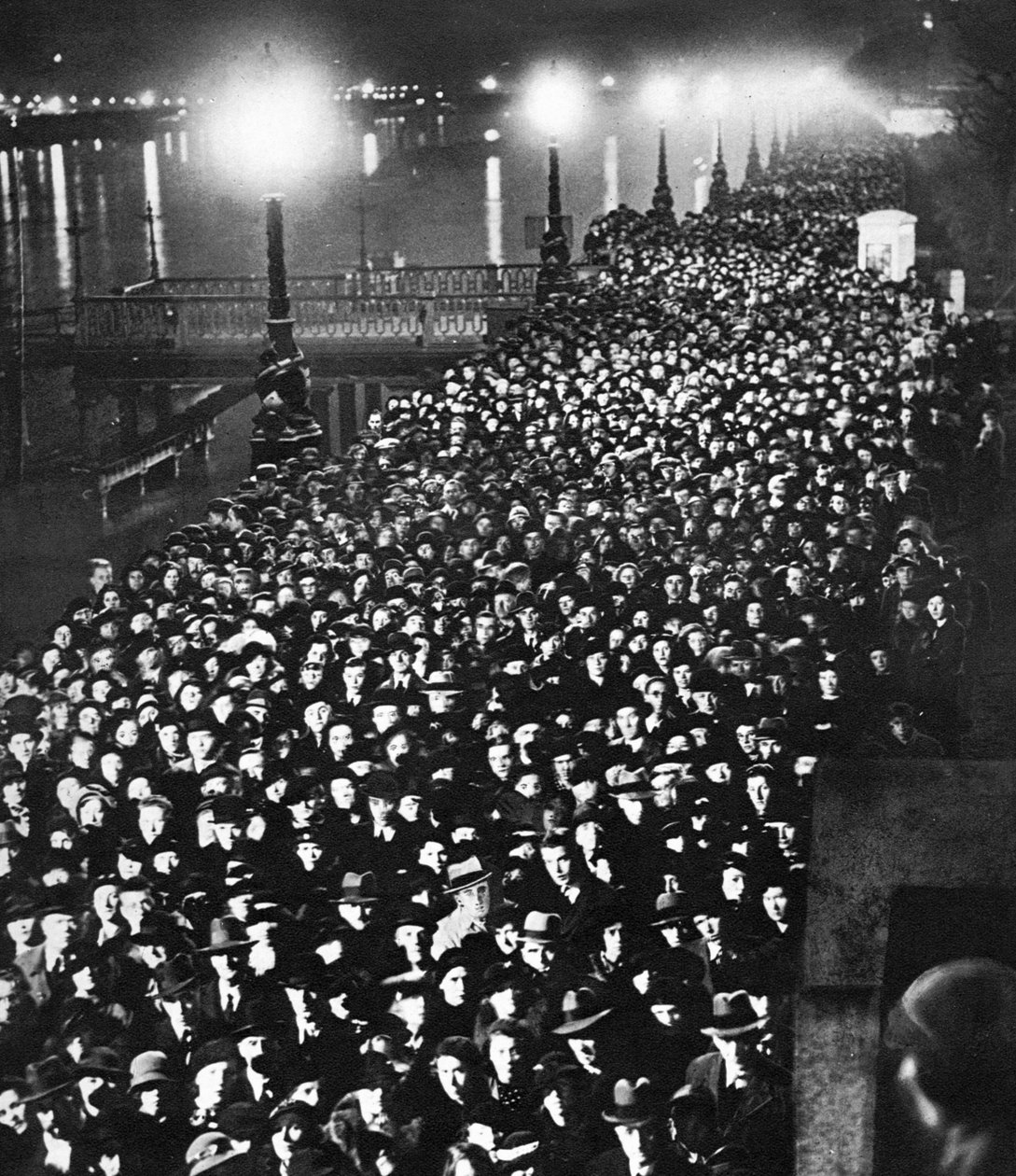 De menigte wacht om langs de catafalque van koning George V te passeren in Westminster Hall, Londen, januari 1936 door Unbekannt