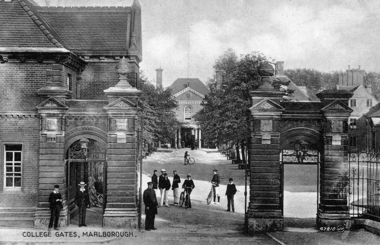 De ingang van Marlborough College, Marlborough, Wiltshire, begin 20e eeuw door Unbekannt