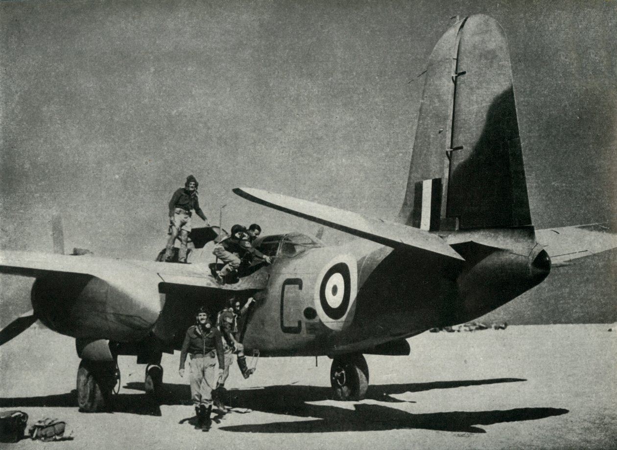 De hete zon schijnt op een woestijnlandingsplaats, ca. 1942-1943, 1945 door Unbekannt