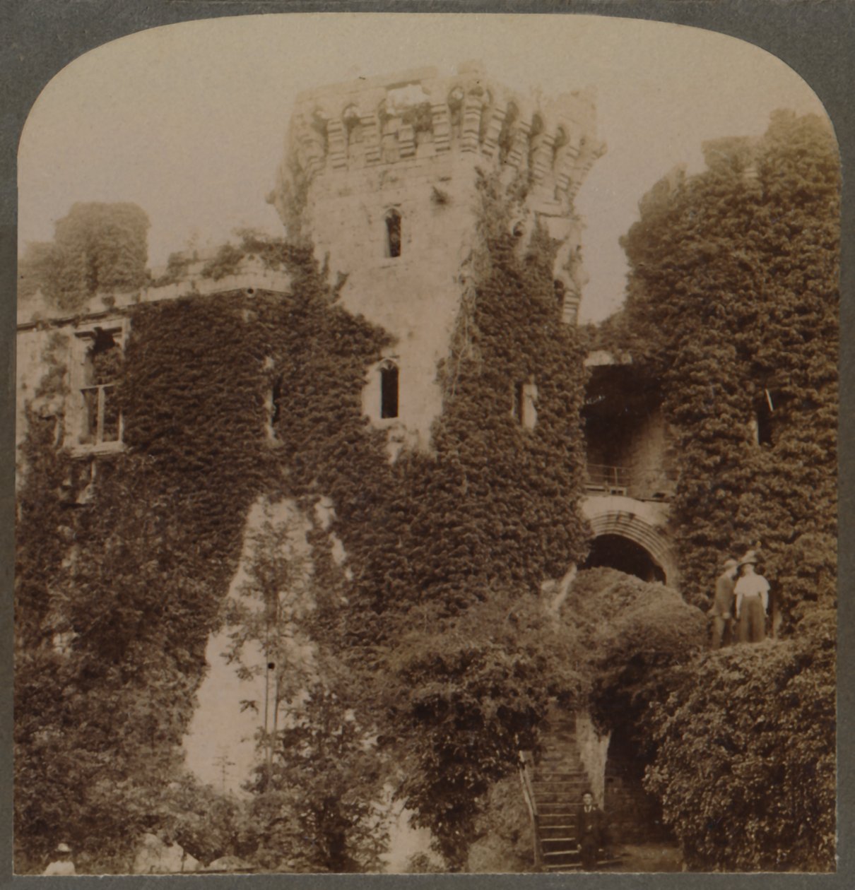 De met klimop begroeide torens van Raglan Castle, het laatste bolwerk van Karel I, Monmouthshire, Engeland, ca. 1 door Unbekannt