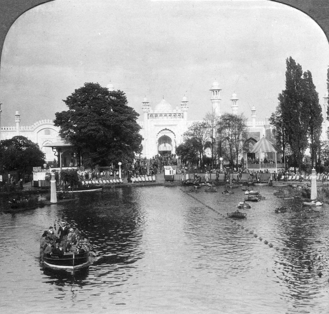 Het Meer bij de British Empire Tentoonstelling, Wembley, Londen door Unbekannt