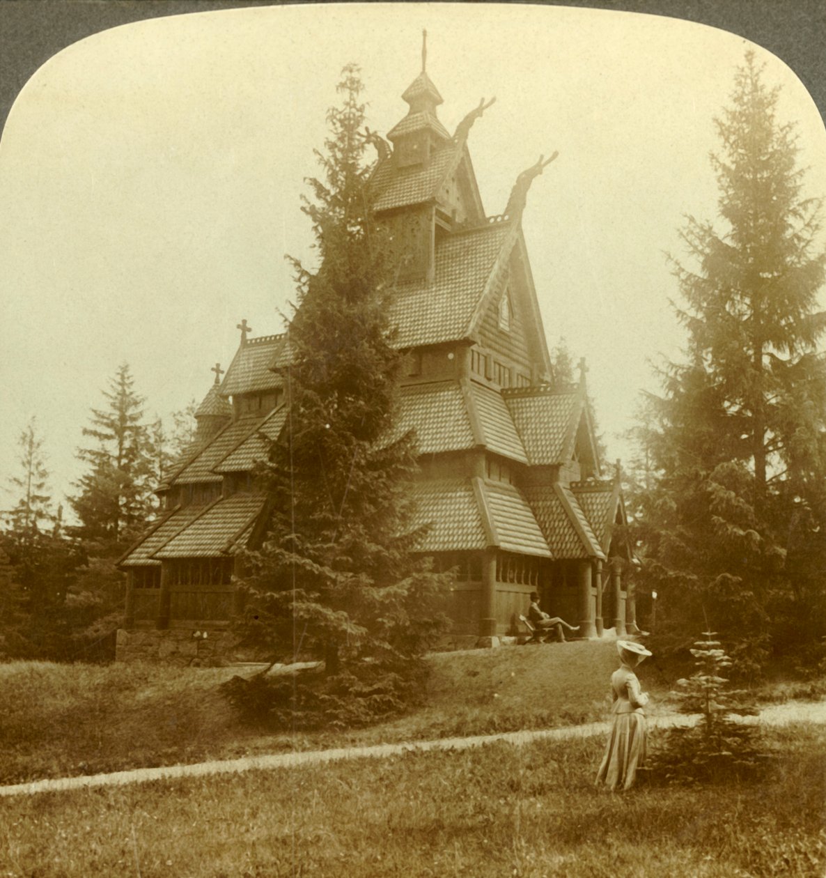 De oude kerk van Gol, een schilderachtig 12e-eeuws gebouw in Osoarshal, Noorwegen, ca. 1905 door Unbekannt