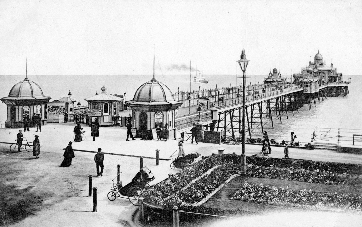 De pier in Eastbourne, East Sussex, ca. 1900s-1920s door Unbekannt