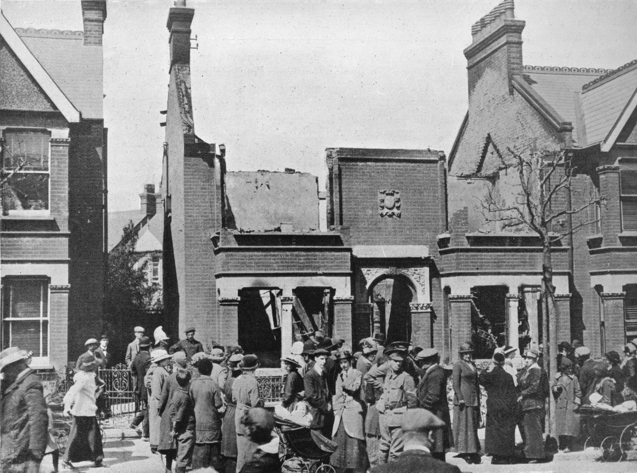 Het resultaat van een luchtaanval: Een verwoest huis in Southend, 1915 door Unbekannt