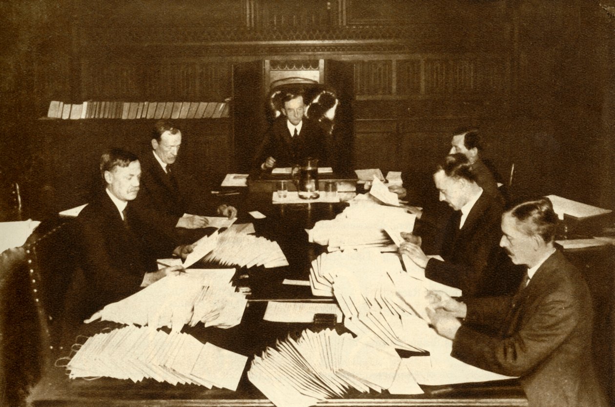De scène in het kantoor van de Lord Chancellor...Algemene verkiezingen, 1923, 1935 door Unbekannt
