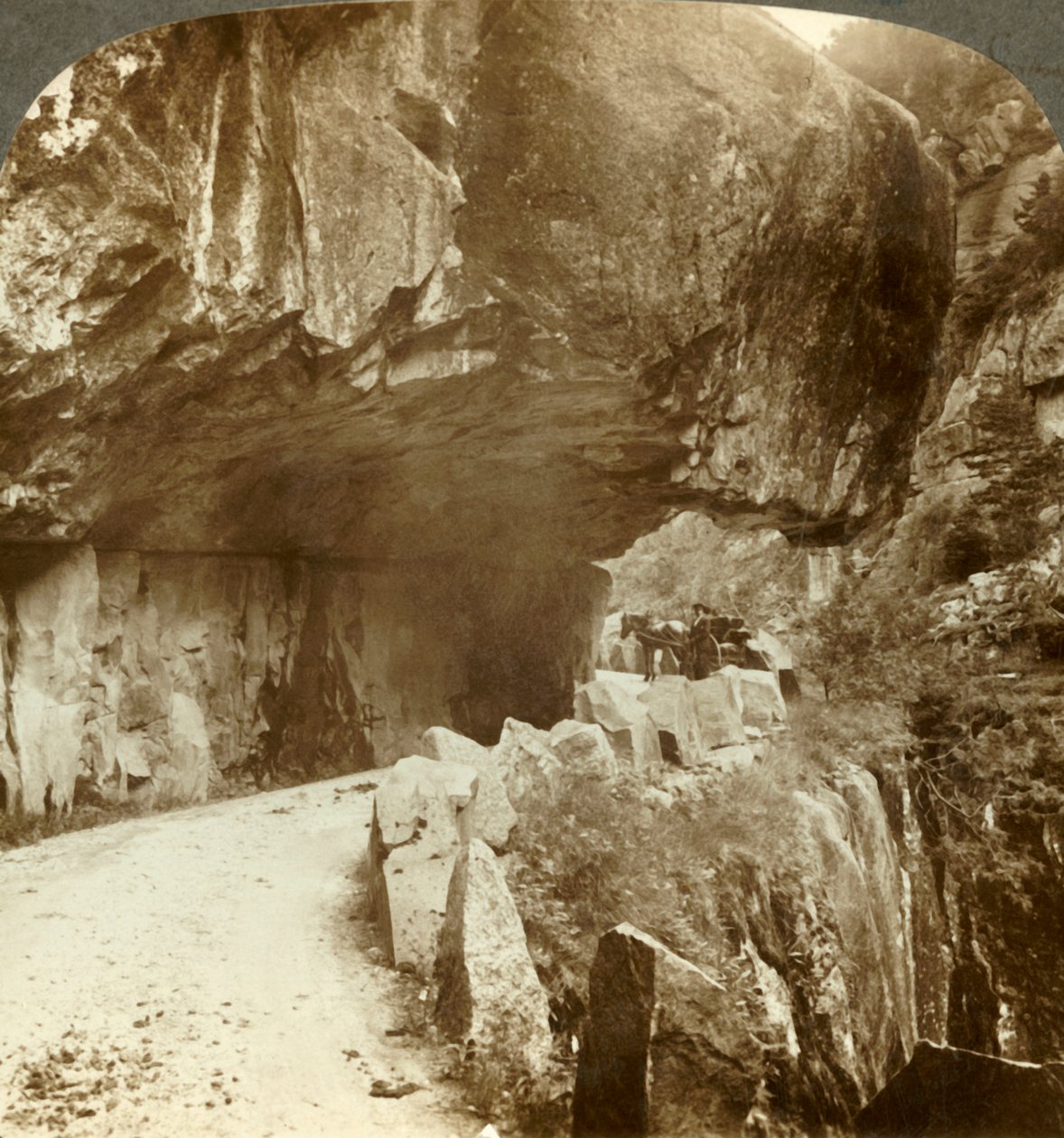 De prachtige Bratlandsdal-weg, door bergwanden van massief gesteente geblazen, Noorwegen, c1905 door Unbekannt