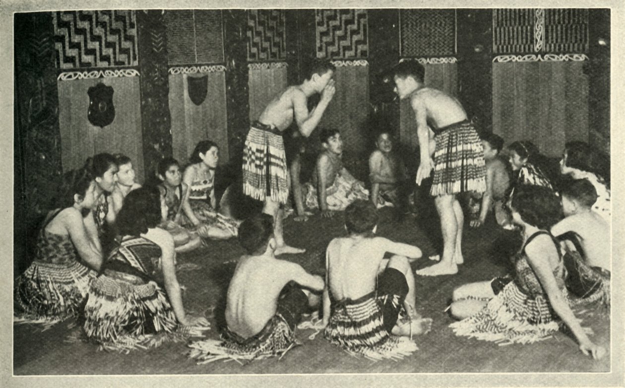 Deze Maori-kinderen op de inheemse school, Whakarewarewa, spelen een handspel, ca. 1948 door Unbekannt