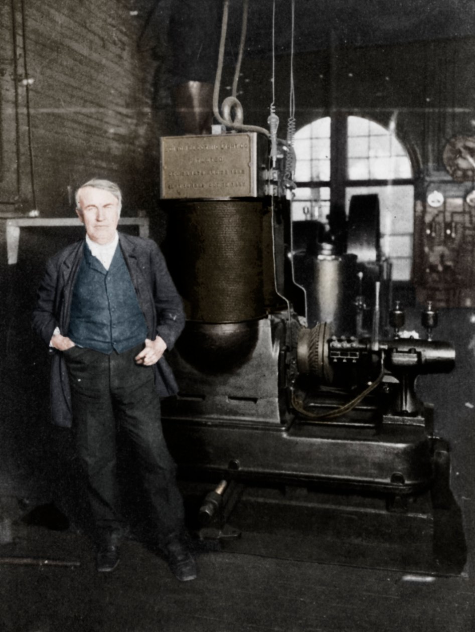 Thomas Alva Edison, Amerikaanse uitvinder, met zijn eerste dynamo voor het produceren van elektrisch licht door Unbekannt