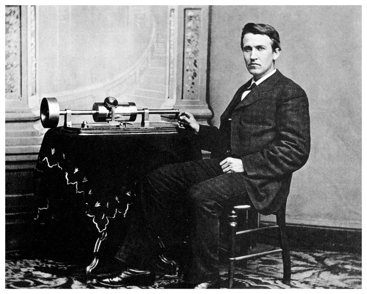 Thomas Alva Edison, Amerikaanse uitvinder, met zijn fonograaf, ca. 1878 door Unbekannt