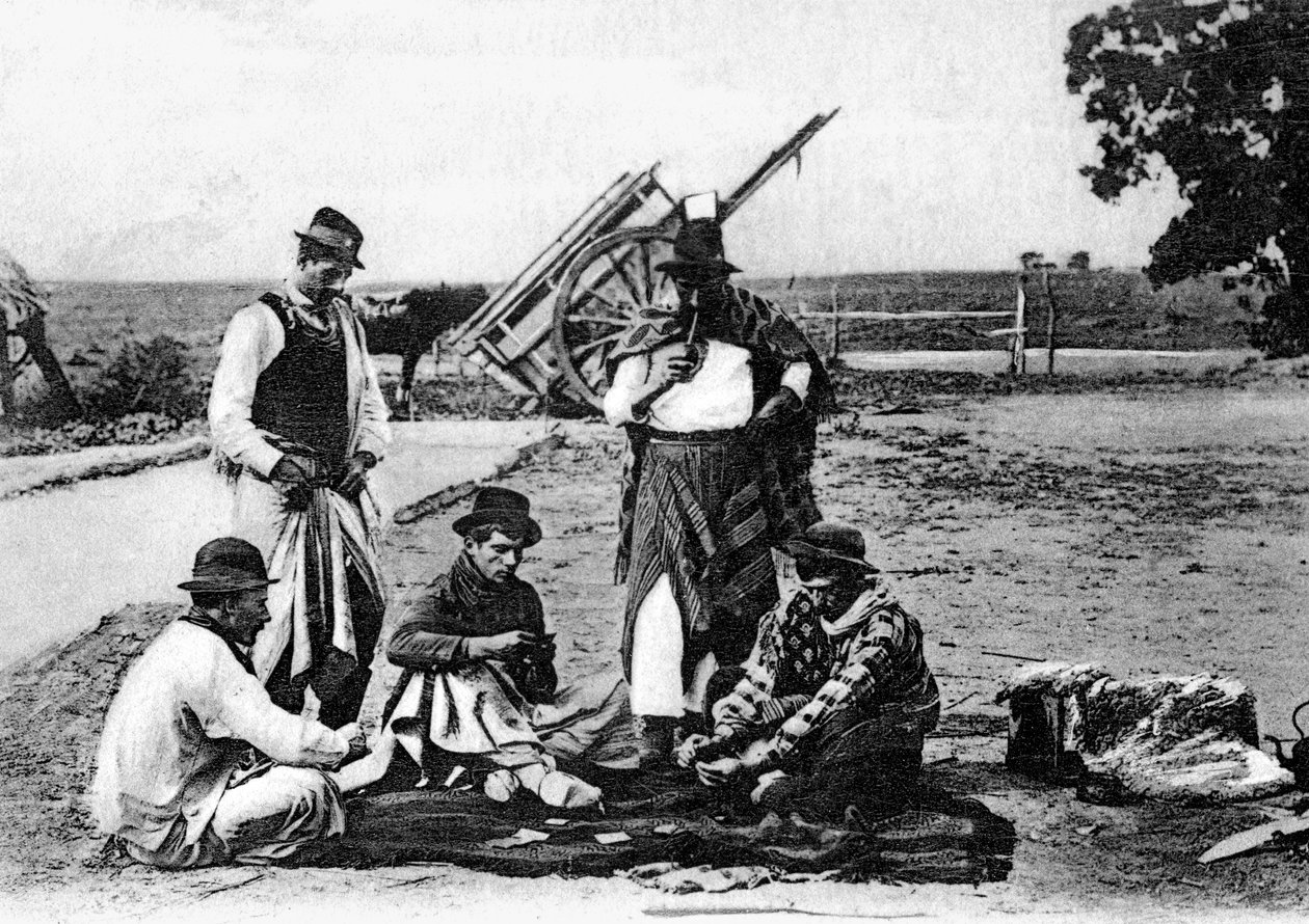 Drie mannen die kaarten spelen, Uruguay, c1900s door Unbekannt