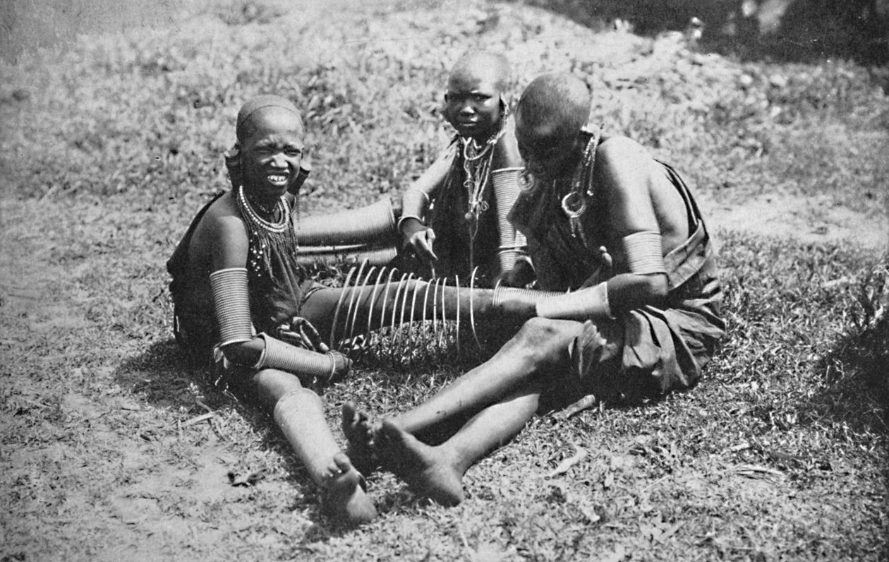 Drie jonge Masai vrouwen, 1912 door Unbekannt