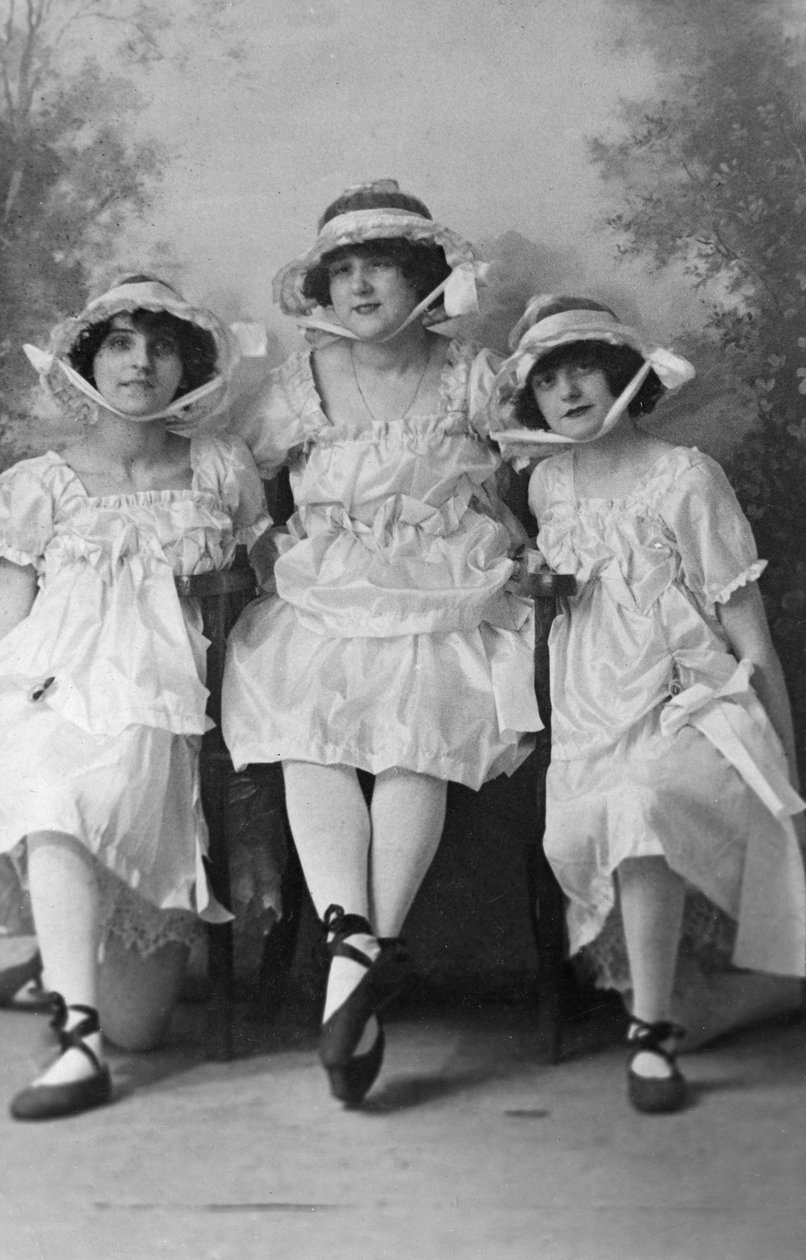 Drie jonge vrouwen, gefotografeerd in Gales Studios, begin 20e eeuw door Unbekannt