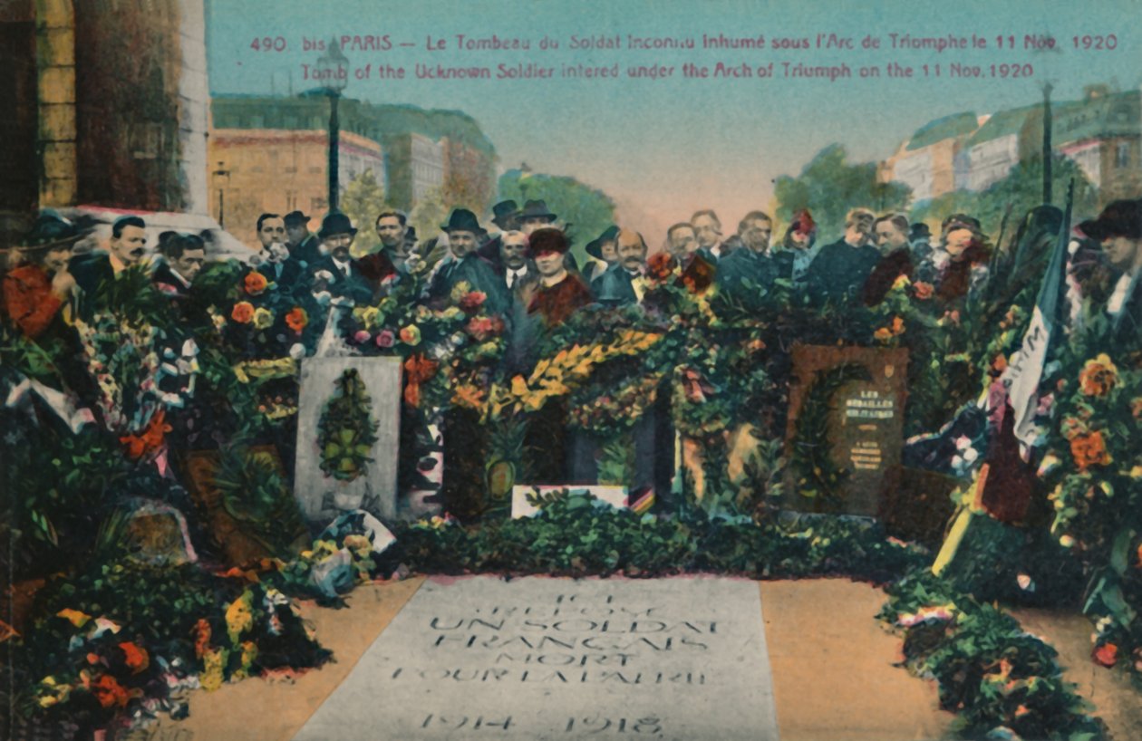 Graf van de Onbekende Soldaat begraven onder de Arc de Triomphe op 11 november 1920, Parijs door Unbekannt