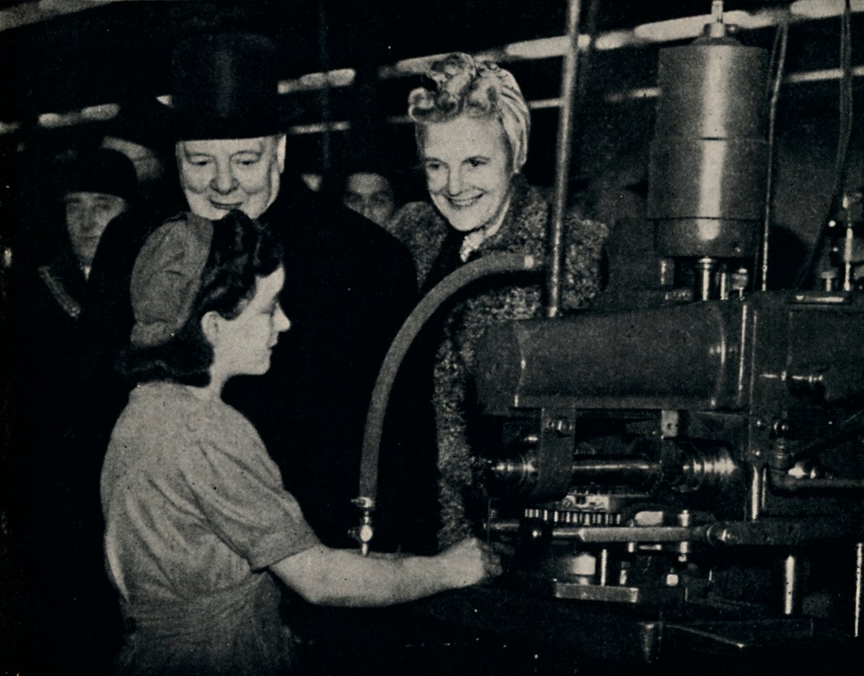 Inspectieronde in een wapenfabriek, 1940s, 1945 door Unbekannt
