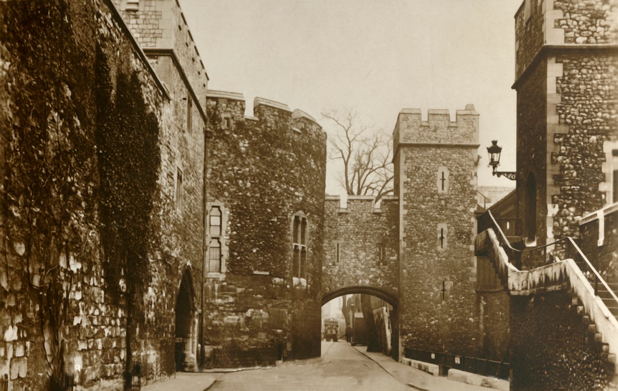 Tower of London...Bloody Tower...St. Thomass Tower en Wakefield Tower, ca. 1910 door Unbekannt