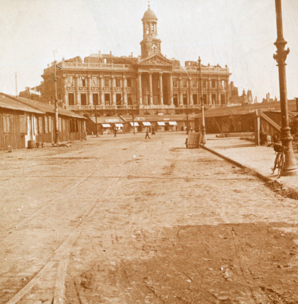 Stadhuis en Hoofdplein, Cambrai, Noord-Frankrijk, c1914-c1918 door Unbekannt