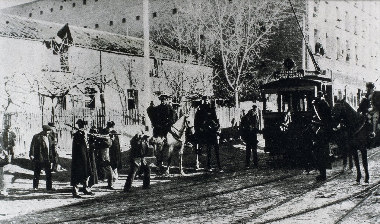 Tramstaking in Madrid, de burgerwacht valt stakers aan die proberen een tram te stoppen, gepubliceerd in het tijdschrift "Nuevo Mundo", december 1919 door Unbekannt