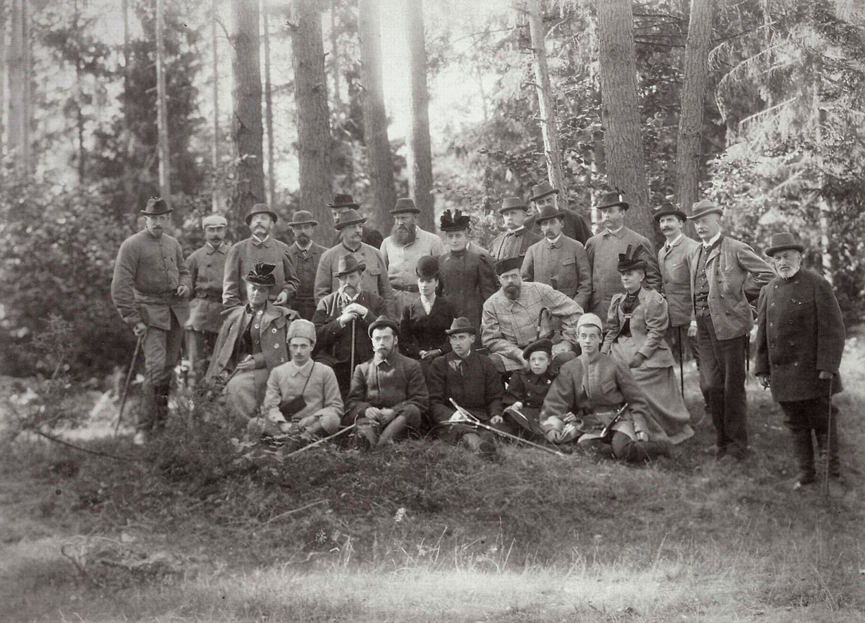 Tsaar Alexander III met familie en vrienden op jacht in het Bialowieza-woud, Rusland, 1894 door Unbekannt