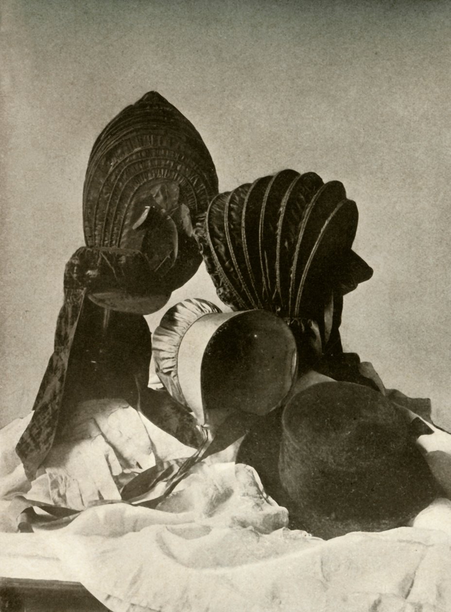 Twee zijden calashes, rijmuts, Quaker hoed, hoed, handschoenen en rok, 18e eeuw, 1937 door Unbekannt