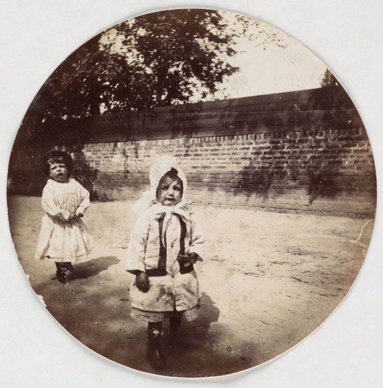 Twee kleine kinderen die langs een muur lopen, ca. 1890 door Unbekannt