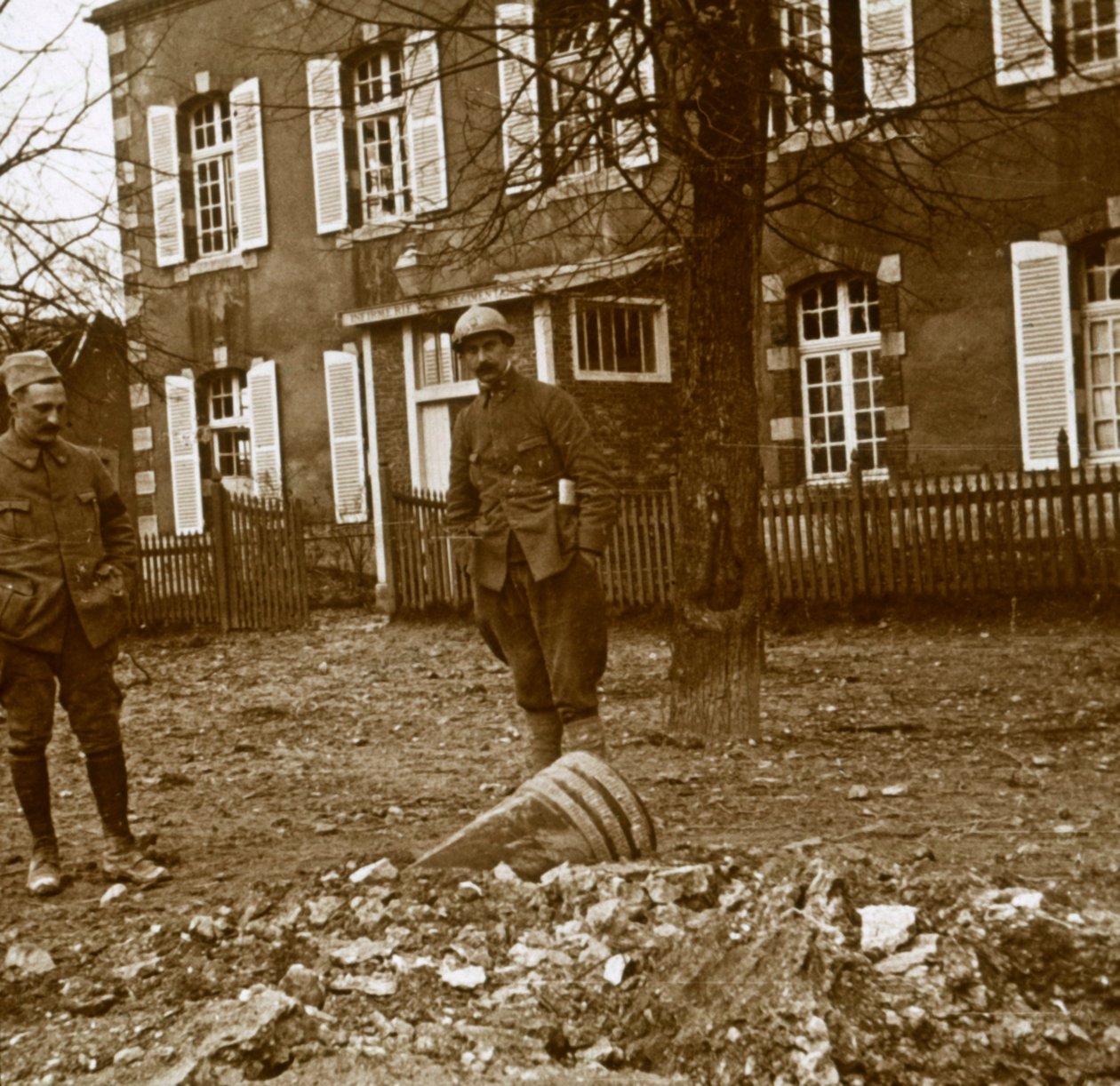 Onontplofte 380-granaat, Verdun, Noord-Frankrijk, ca. 1914-ca. 1918 door Unbekannt
