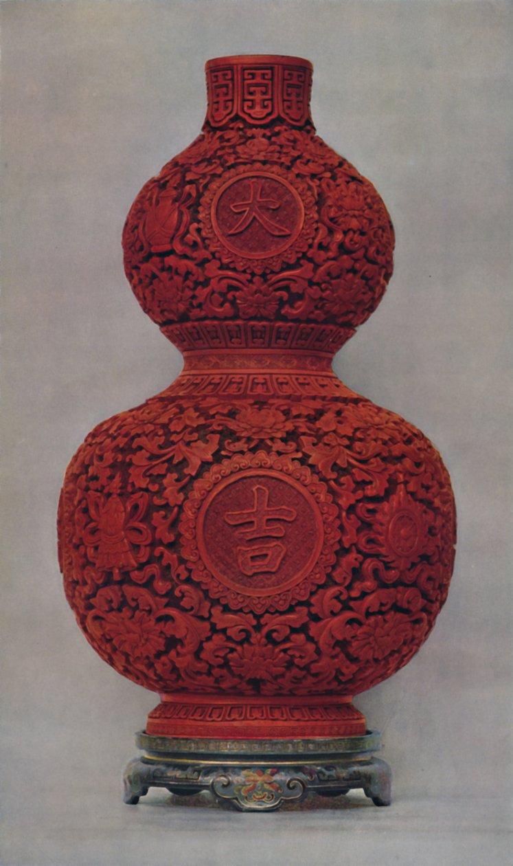 Vaas van gesneden rood lak op olijfgroene ondergrond met standaard van vlak lak, 1928 door Unbekannt