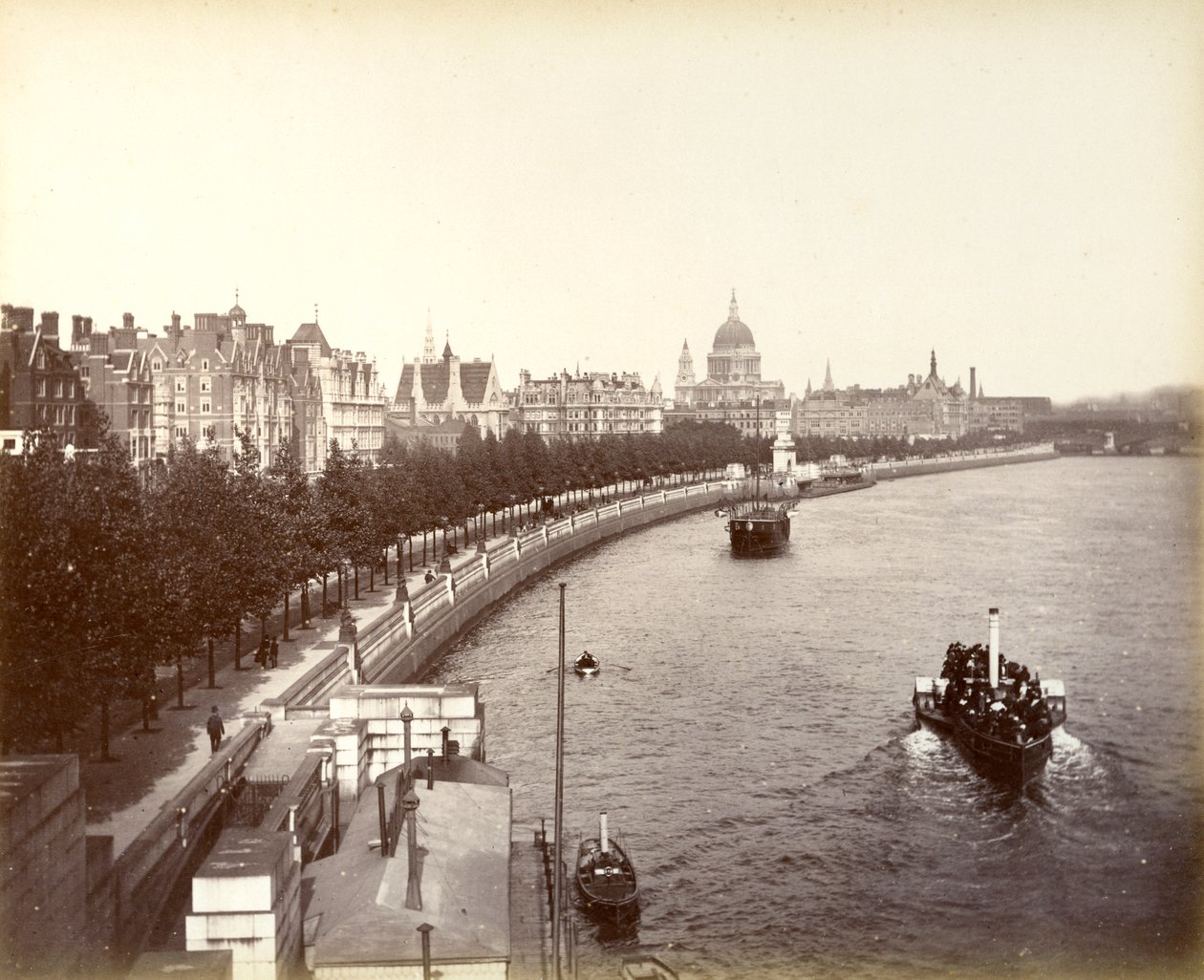 Victoria Embankment, met Temple Gardens en St. Paul