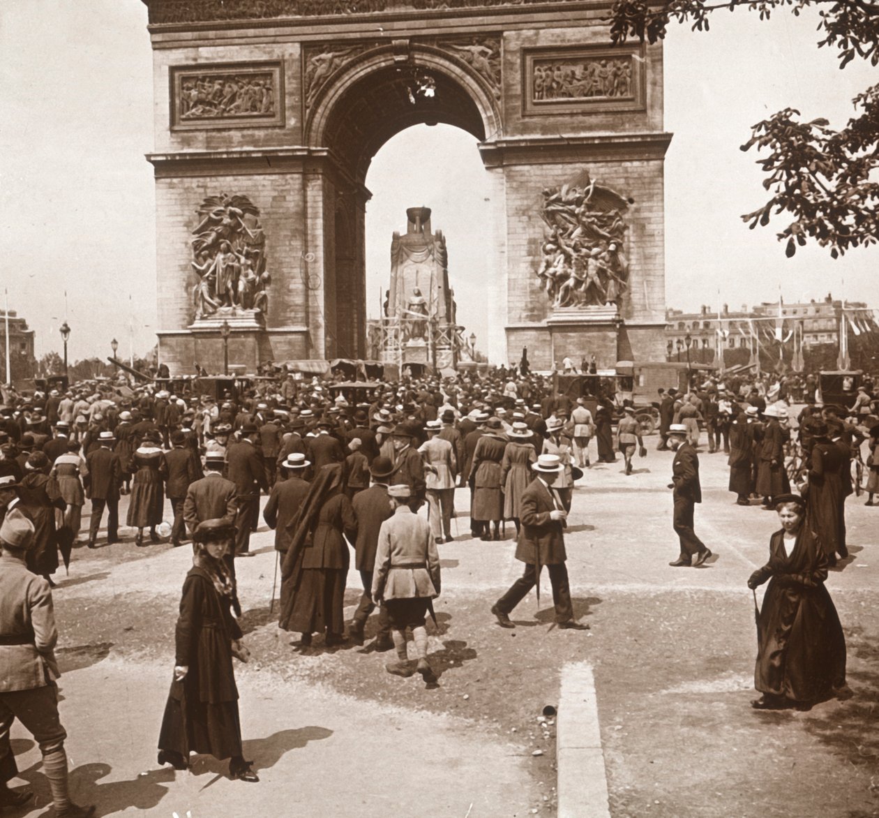 Overwinningsviering, burgers bij de Arc de Triomphe, Parijs, Frankrijk, juli 1919 door Unbekannt