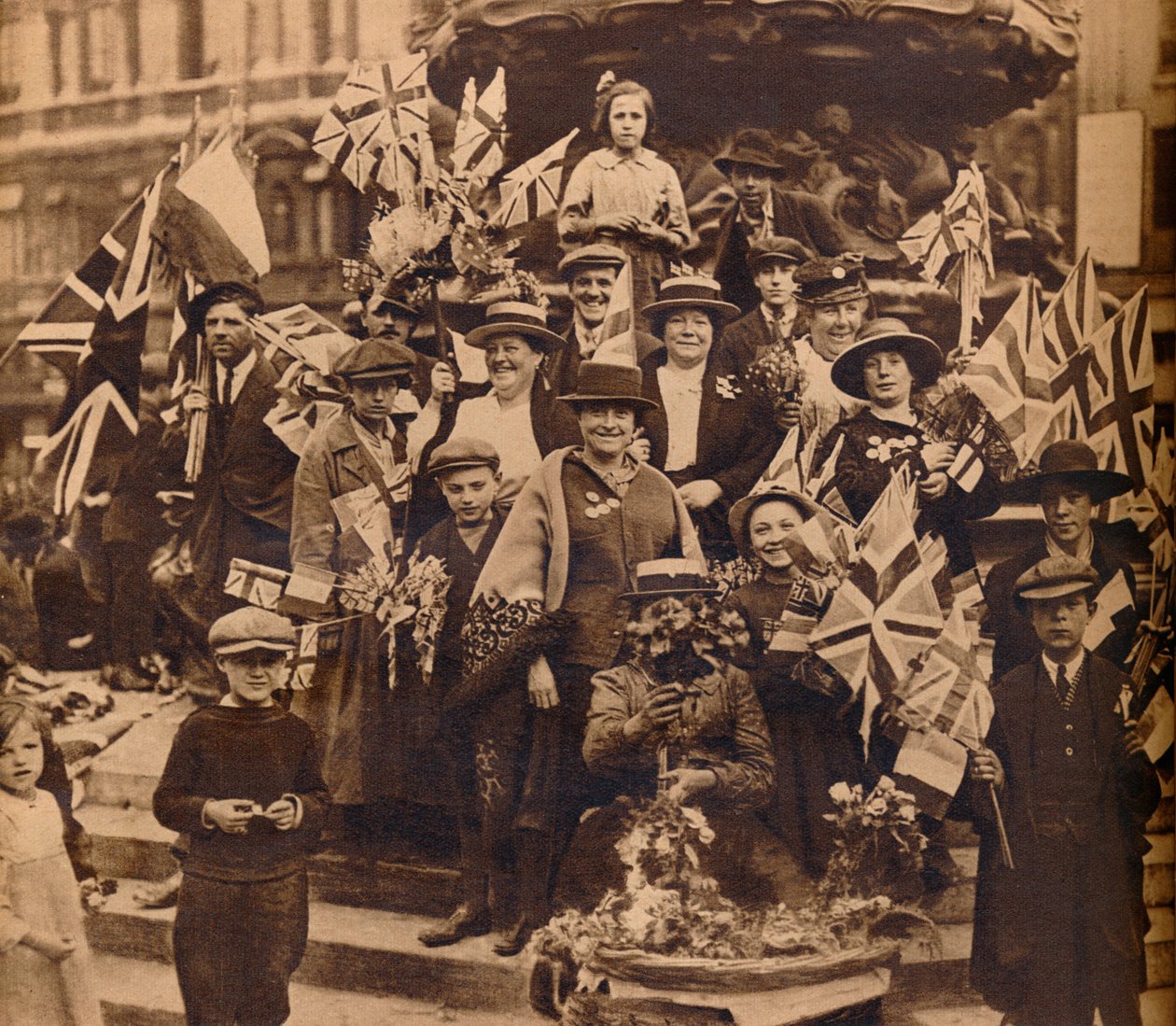 Overwinningsvieringen onder Eros, Piccadilly, Londen, 1918 door Unbekannt