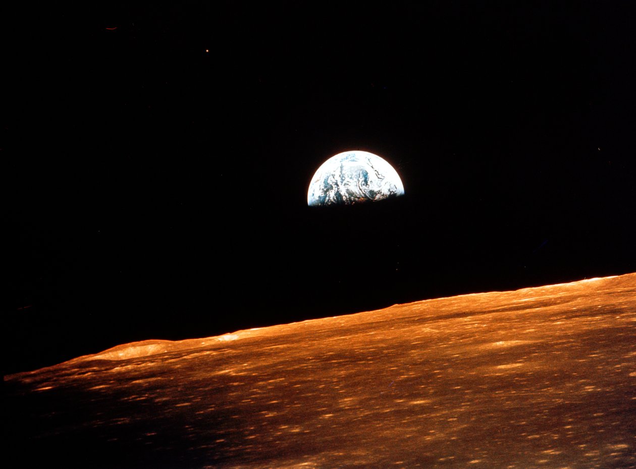 Uitzicht op de aarde vanuit Apollo 10 in een baan om de maan, 1969 door Unbekannt