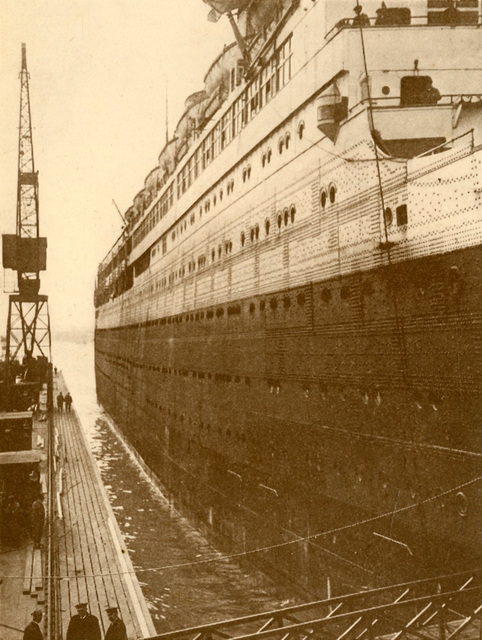 Zicht op stuurboordzijde van de Majestic toen ze de drijvende droogdok binnenkwam, ca. 1930 door Unbekannt