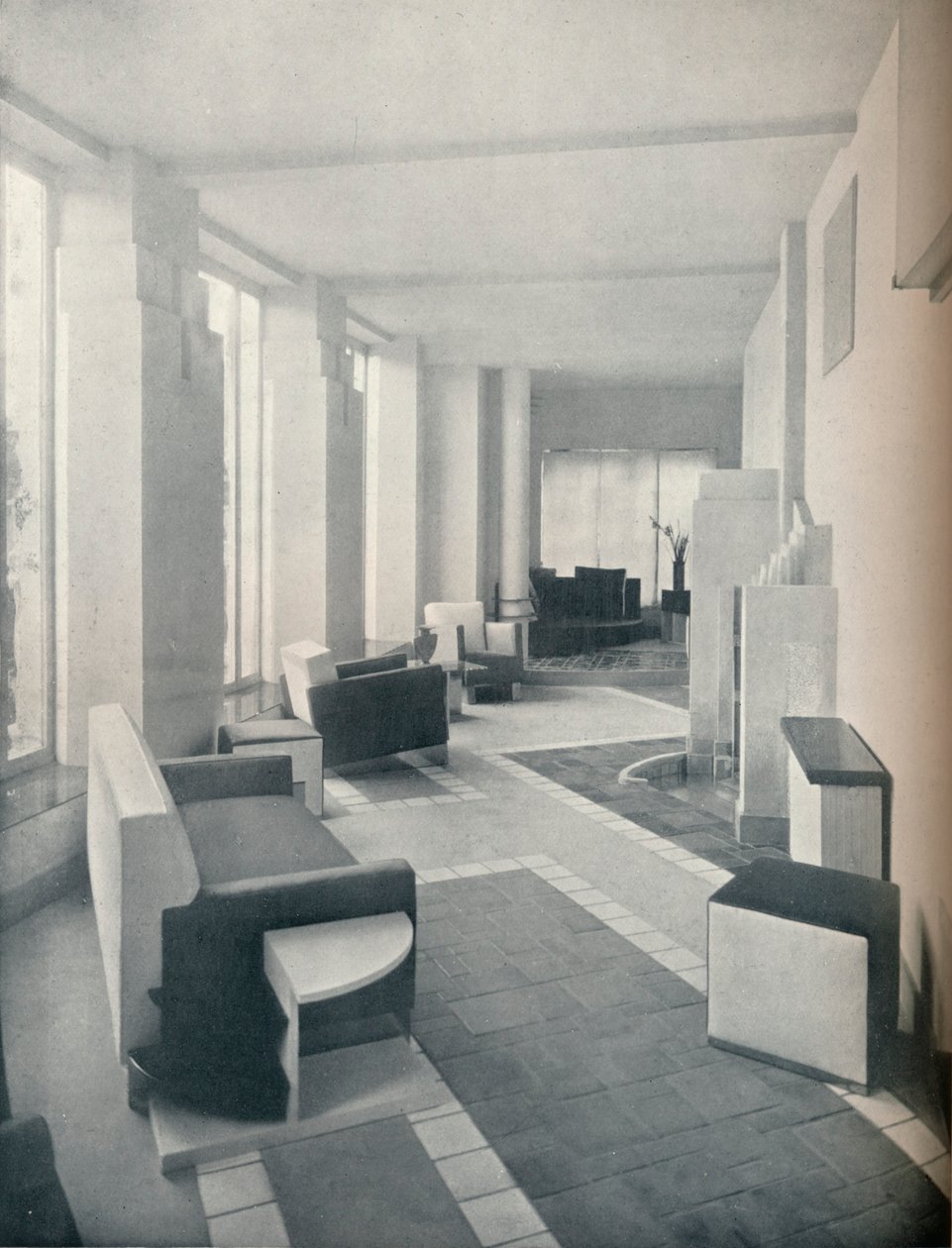 Uitzicht op de zonnekamer bij daglicht, met de drie ramen en kolommen, 1930 door Unbekannt