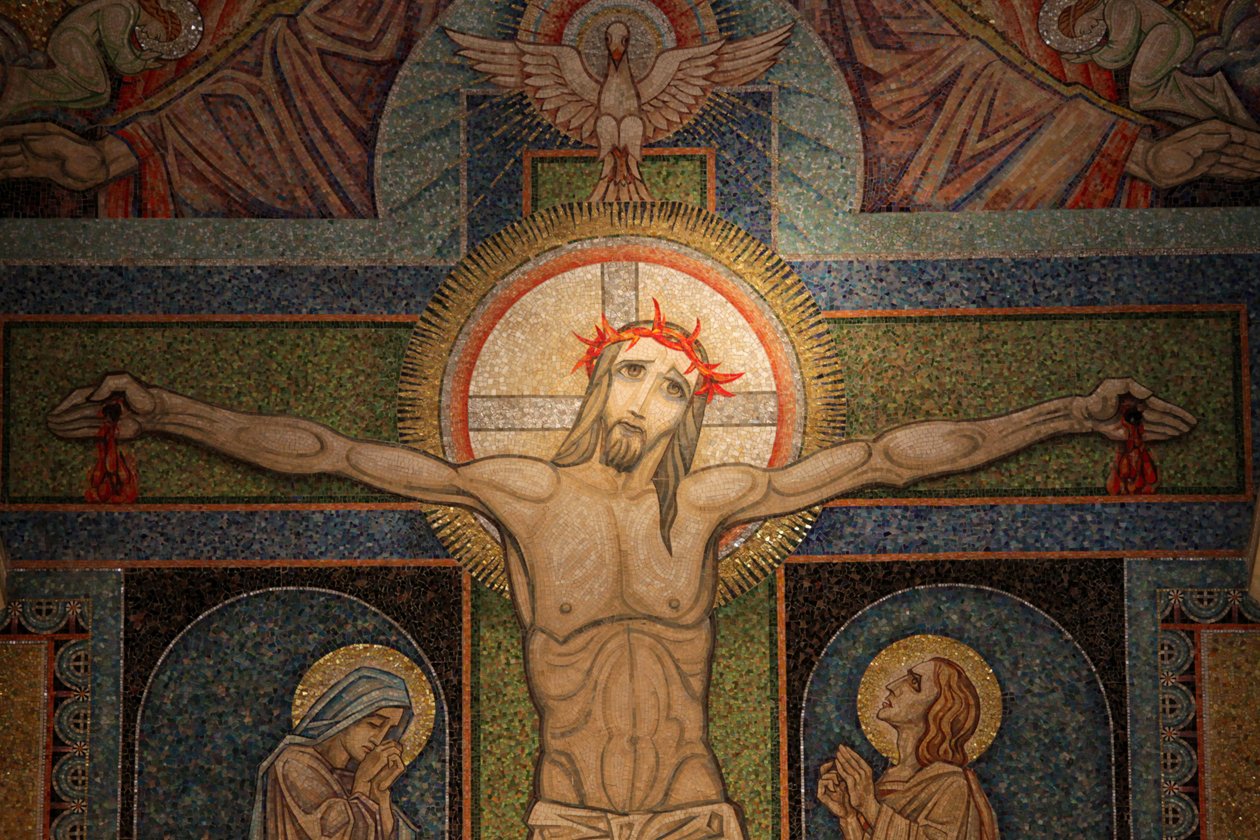 Visitatiebasiliek. Kruisigingsmozaïek door Antoine Molkenboer, Annecy, Frankrijk door Unbekannt