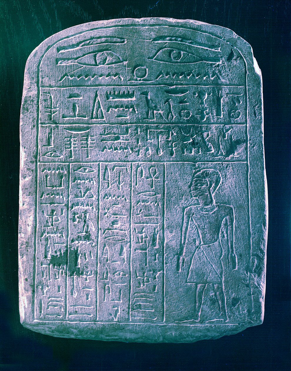 Votief stèle gewijd door zijn broer aan een man uit Ermant, nabij Thebe, Oud Egypte door Unbekannt
