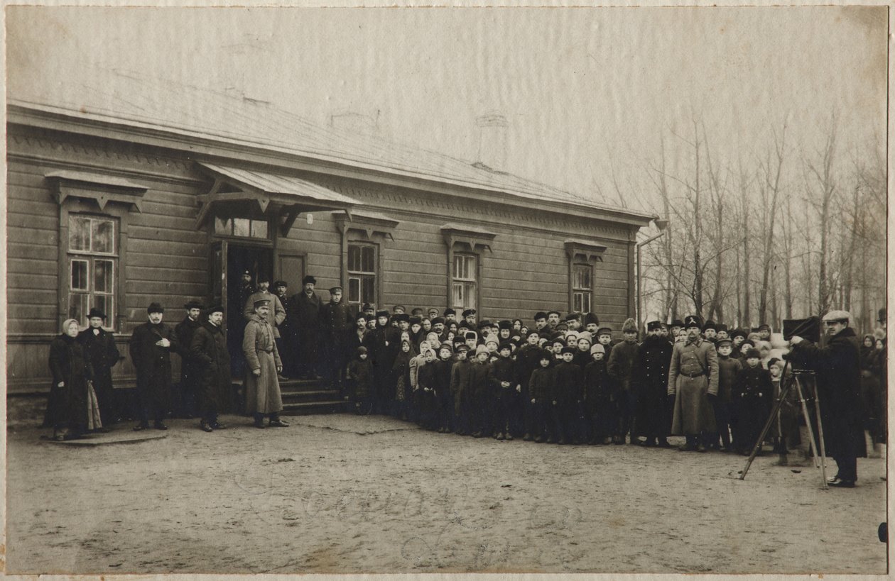 Wachten op de verwijdering van het lichaam van Leo Tolstoy op het station van Astapovo, 20 november 1910, 1910 door Unbekannt