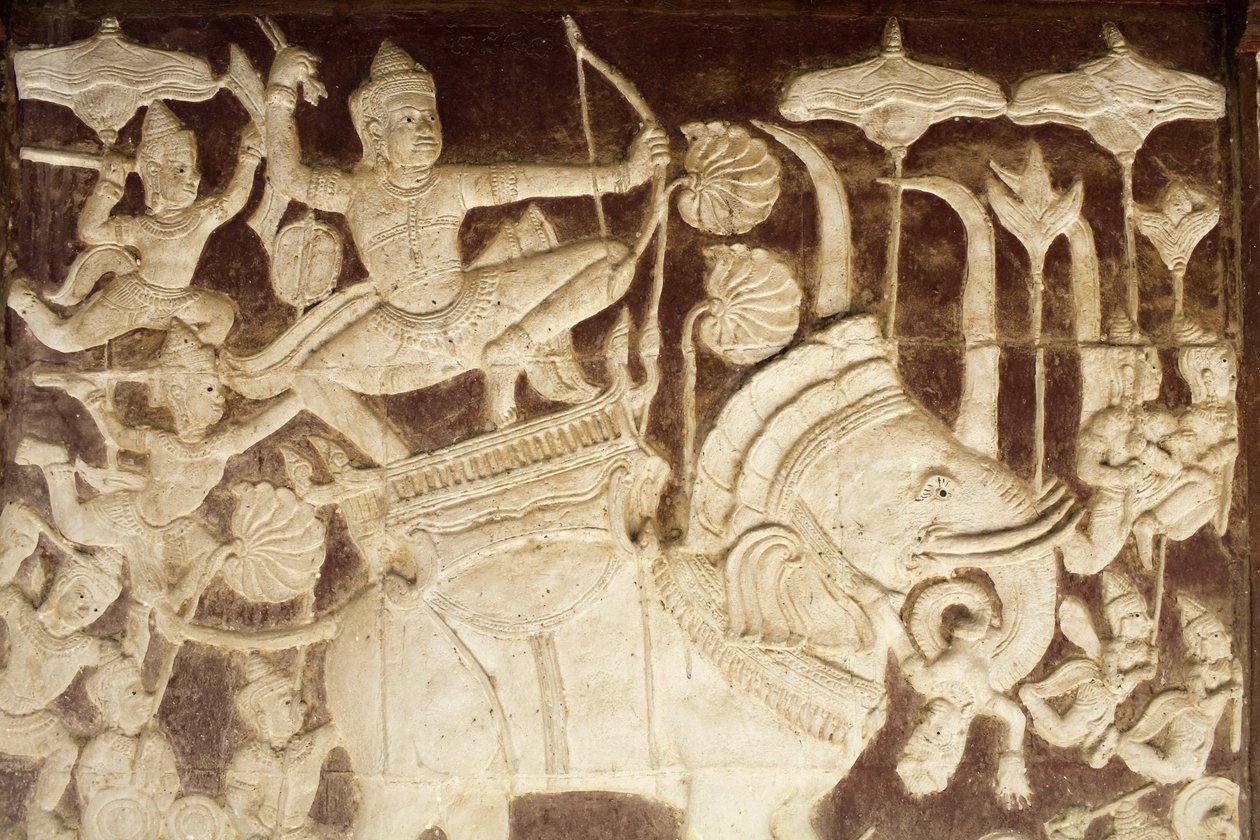 Wat Ounalom: sculptuur die een gevechtsscène uit de Ramayana uitbeeldt, Phnom Penh, Cambodja door Unbekannt