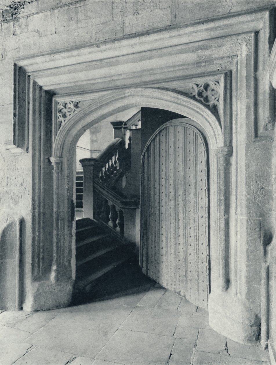 Waynfletes noorddeur, met de zeventiende-eeuwse trappen naar de bovenste school en voorportaal, 1926 door Unbekannt