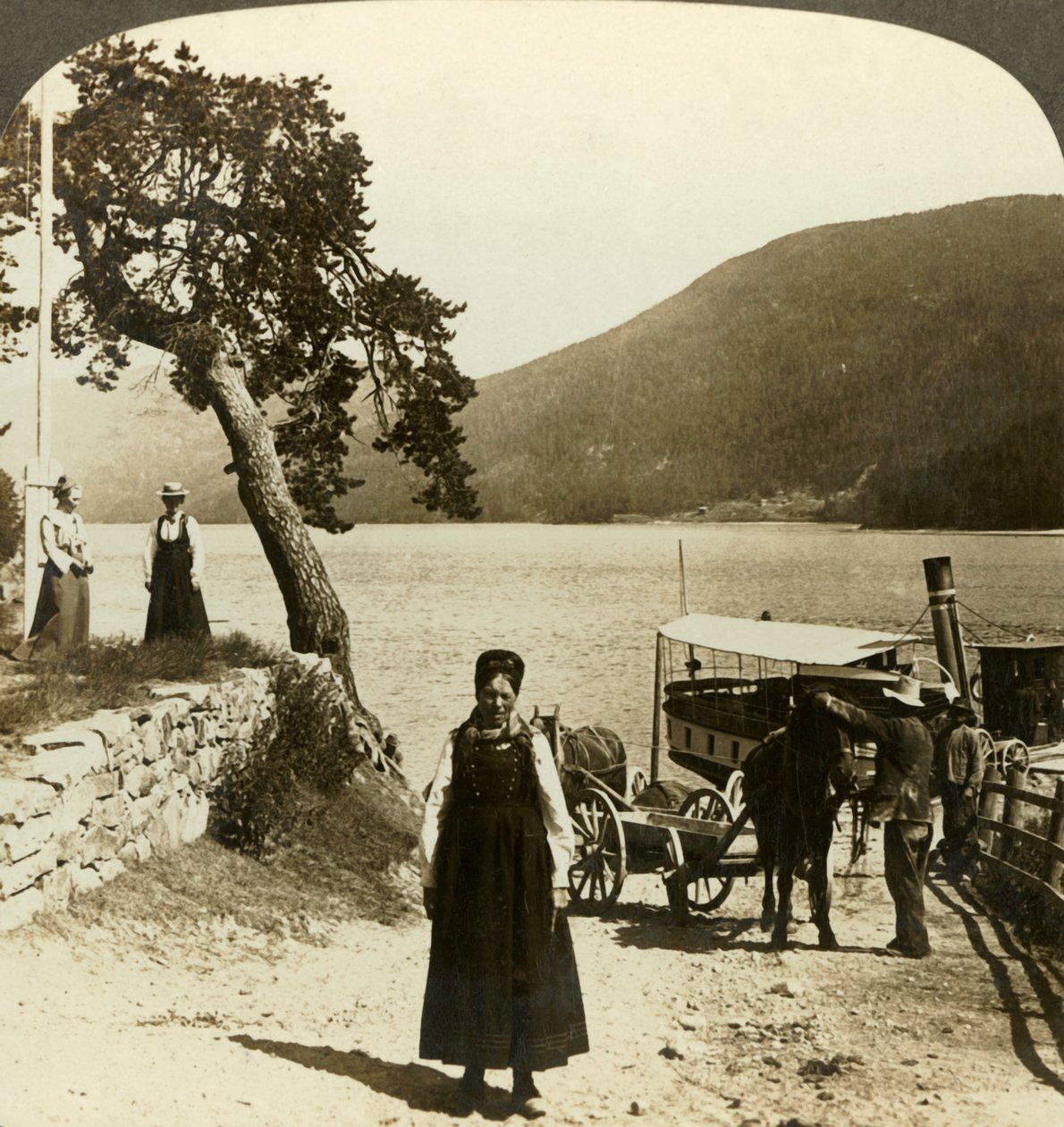 Wanneer de meerstoomboot aanlegt bij de pier van Tinoset - uitzicht over Tinsjo naar de heuvels, Noorwegen, c1905 door Unbekannt