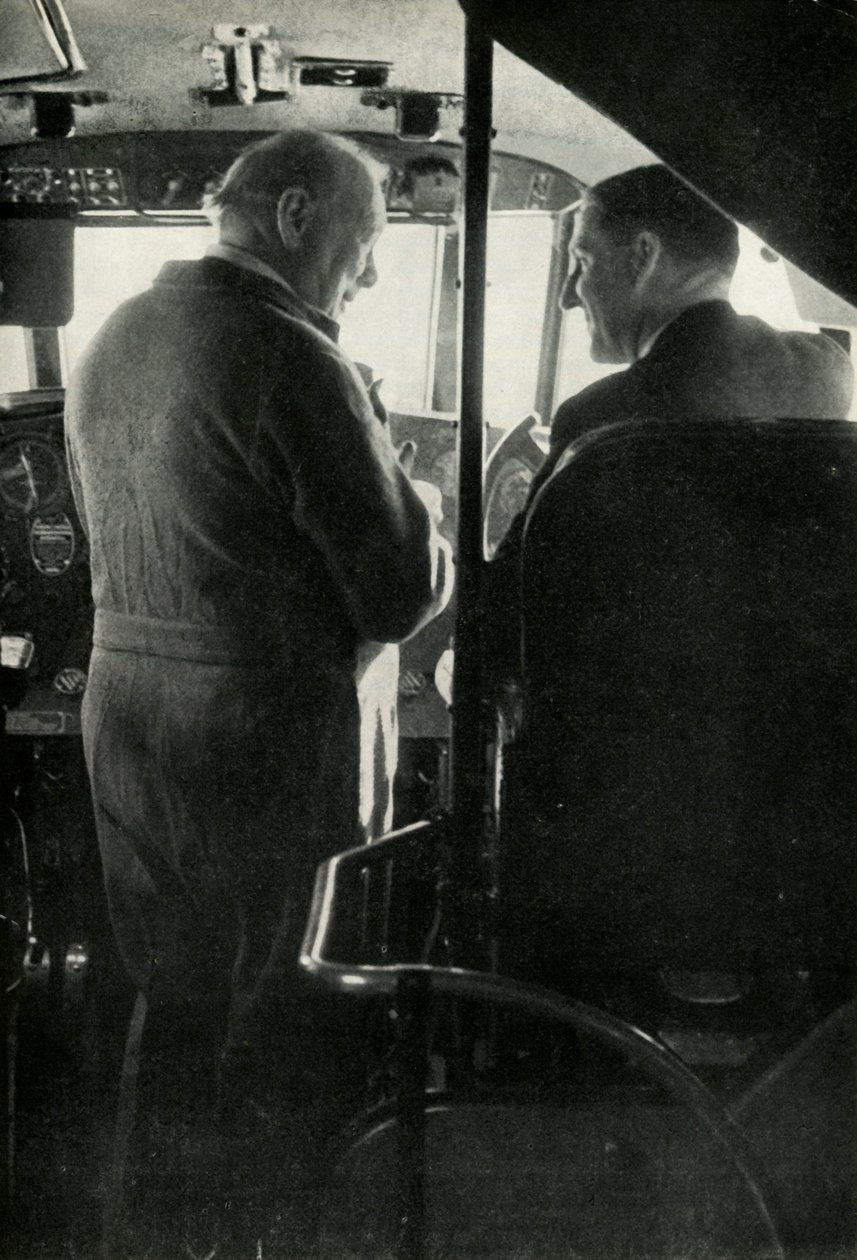 Winston Churchill in gesprek met kapitein Shakespeare van de vliegboot Berwick door Unbekannt
