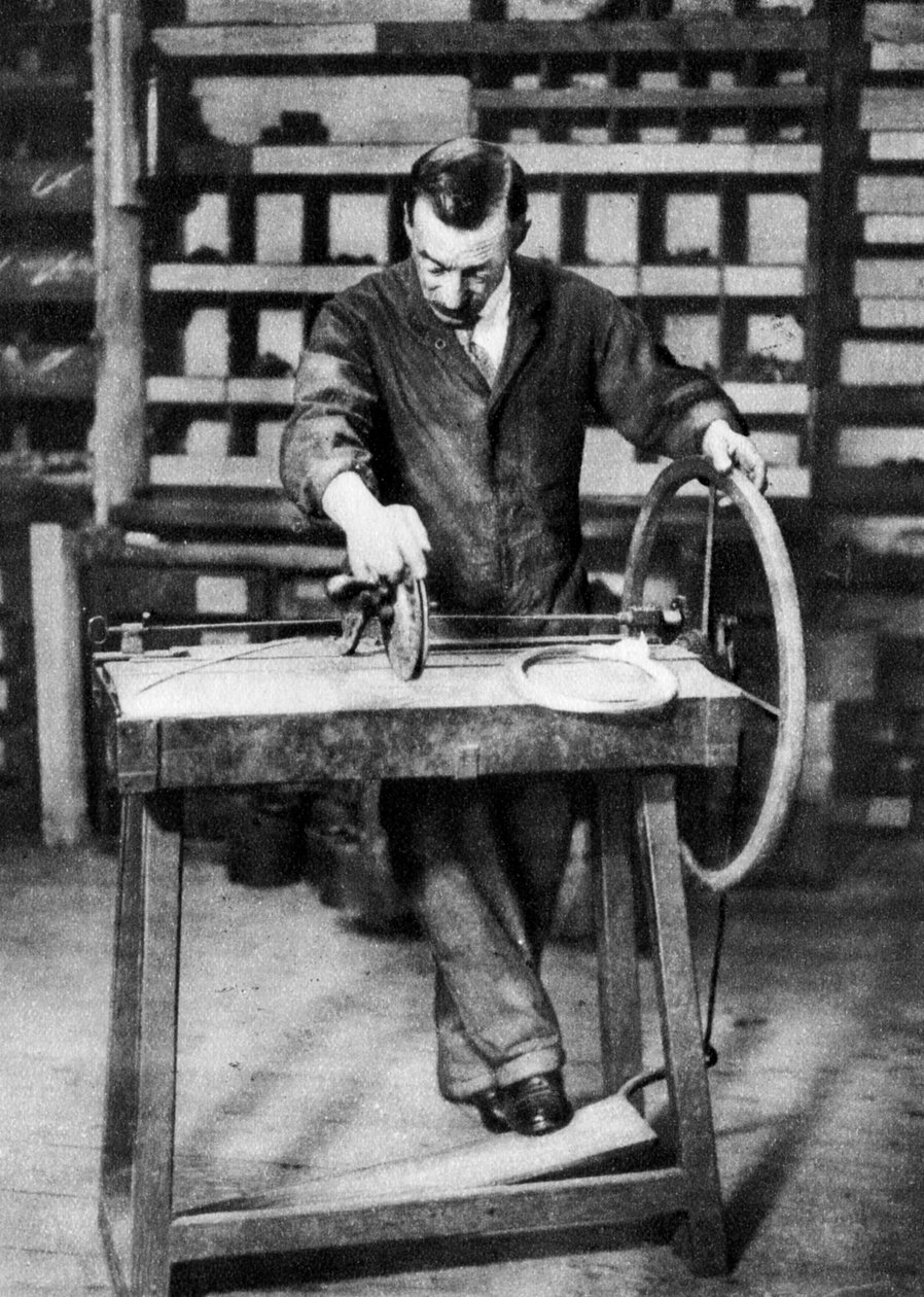 Draad wordt opgewonden tot veren voor veersloten, Londen, 1926-1927 door Unbekannt