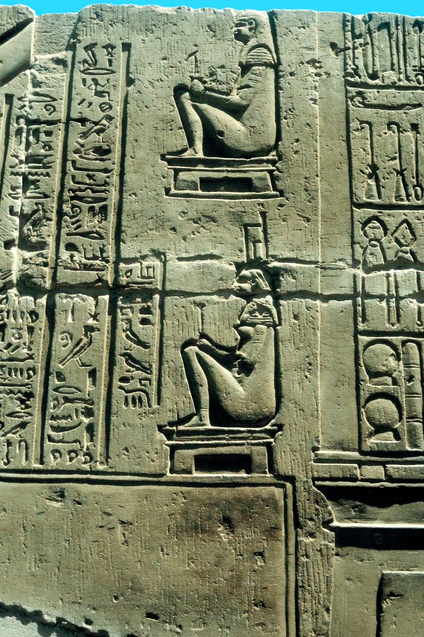 Vrouw in een bevallingsstoel, Oud-Egyptisch kalkstenen reliëf uit Kawm Umbu door Unbekannt